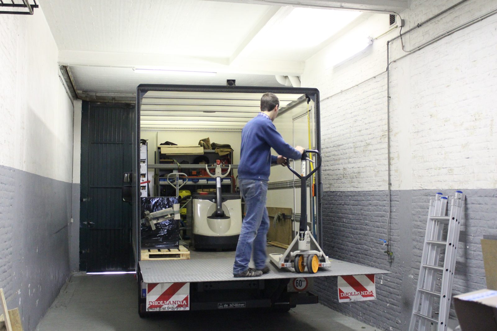 Levering van een kluis met de vrachtwagen met laadklep van Atelier Boonen