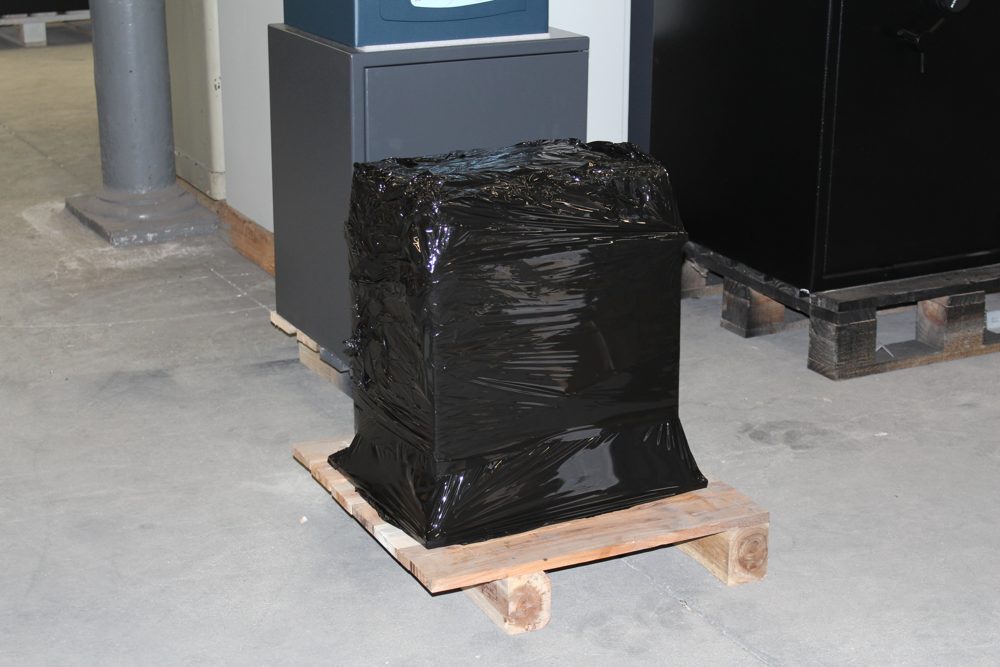 Kluis op pallet verpakt in ondoorzichtige folie, zonder opschrift