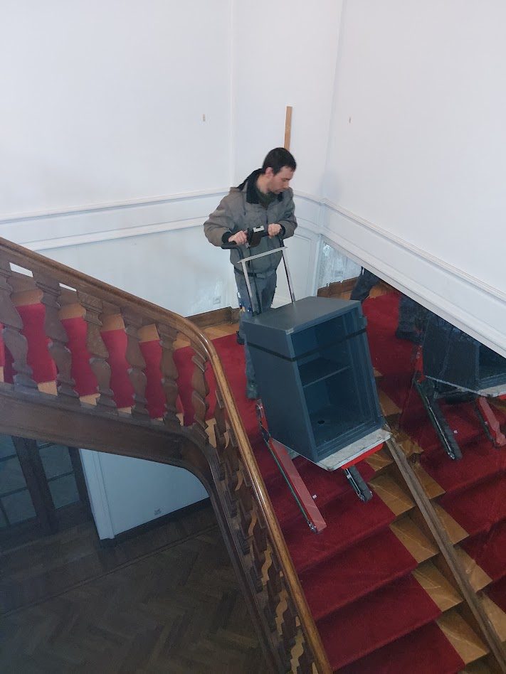 Kluis wordt met een elektrische trapklimmer naar boven gebracht